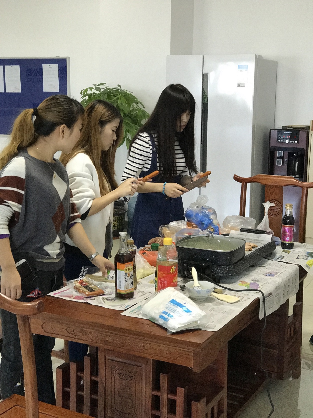 時運(yùn)電子員工自助燒烤大餐，生活多姿多彩