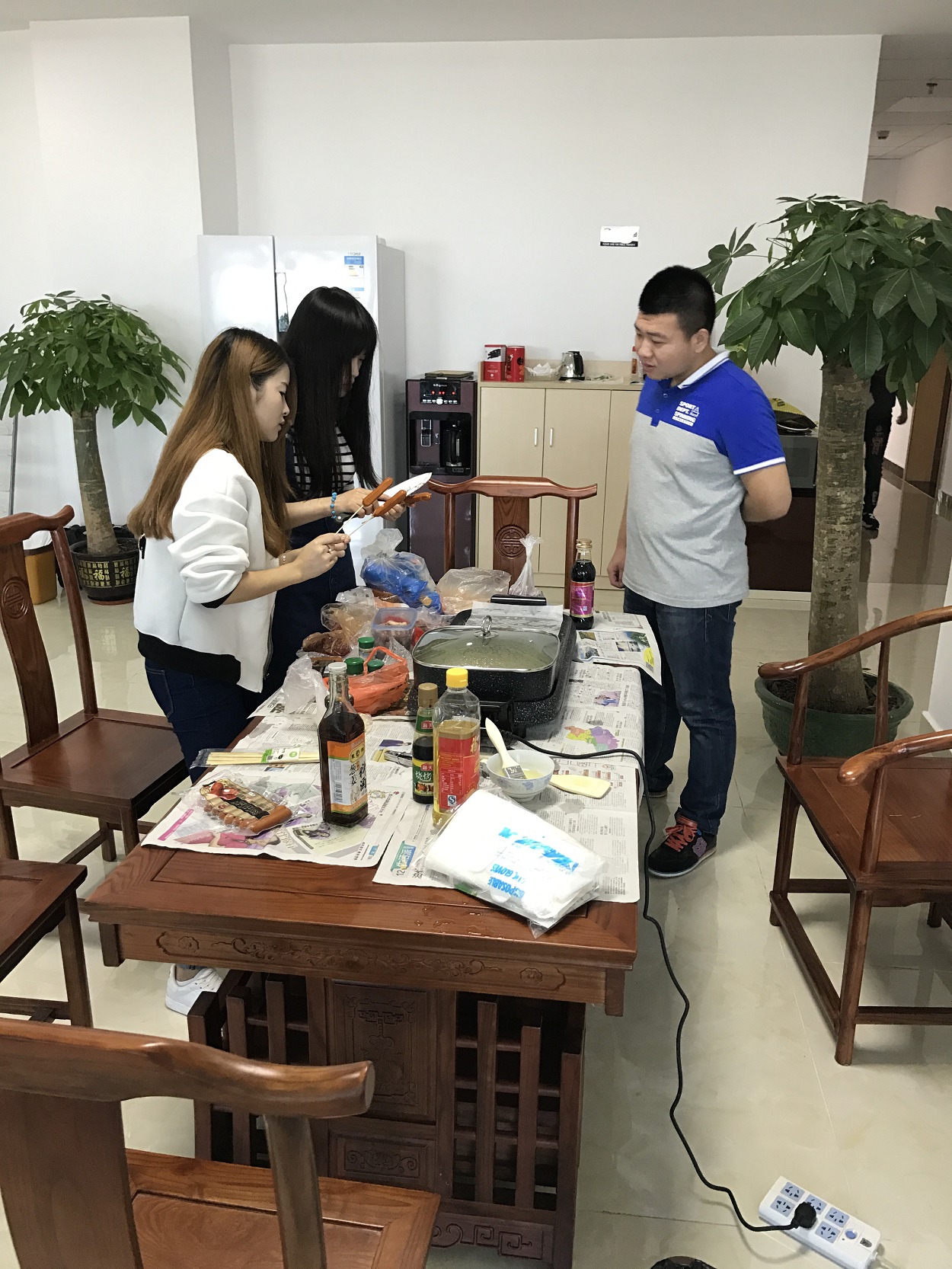 時運(yùn)電子員工自助燒烤大餐，生活多姿多彩