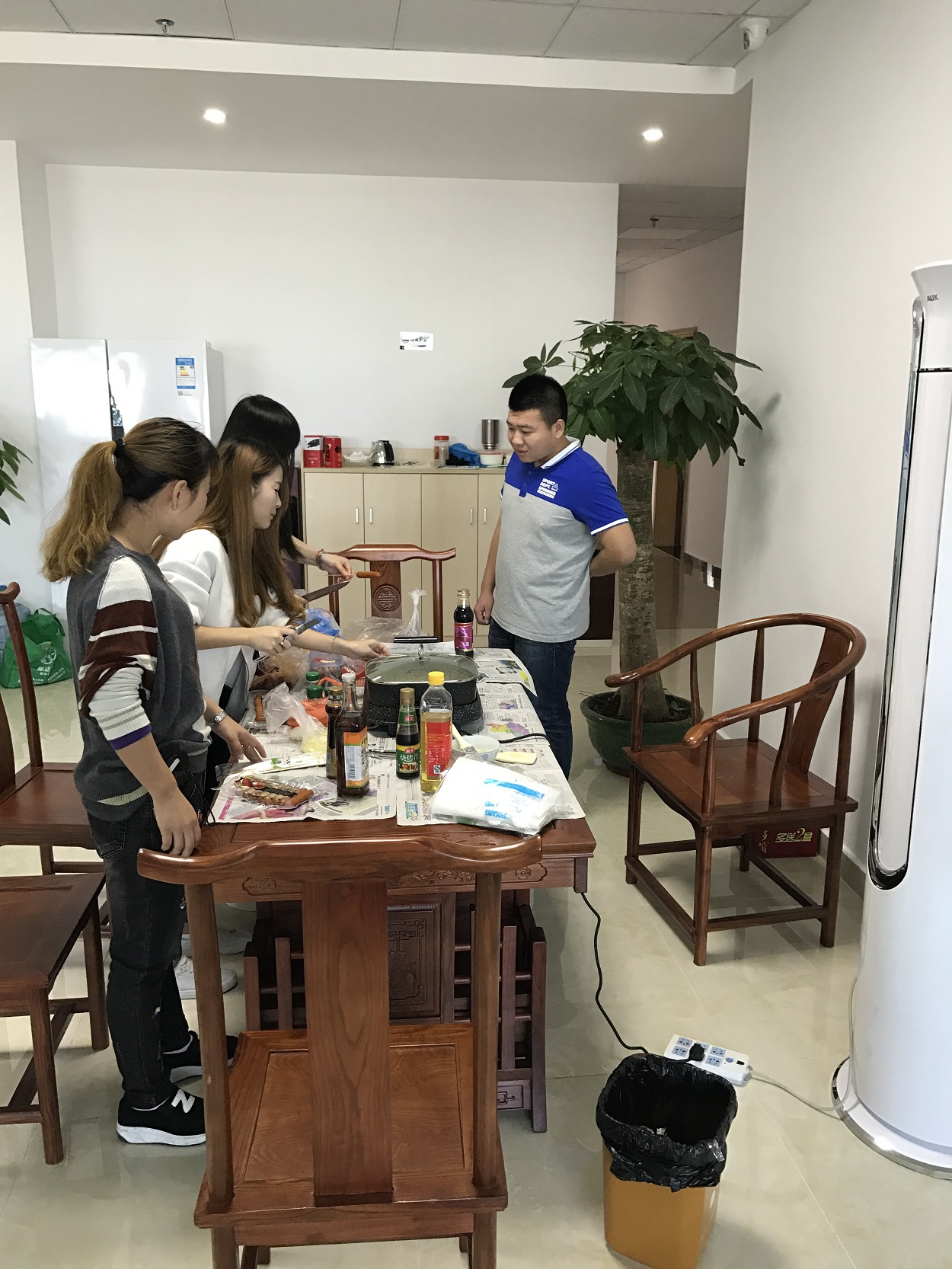 時運(yùn)電子員工自助燒烤大餐，生活多姿多彩
