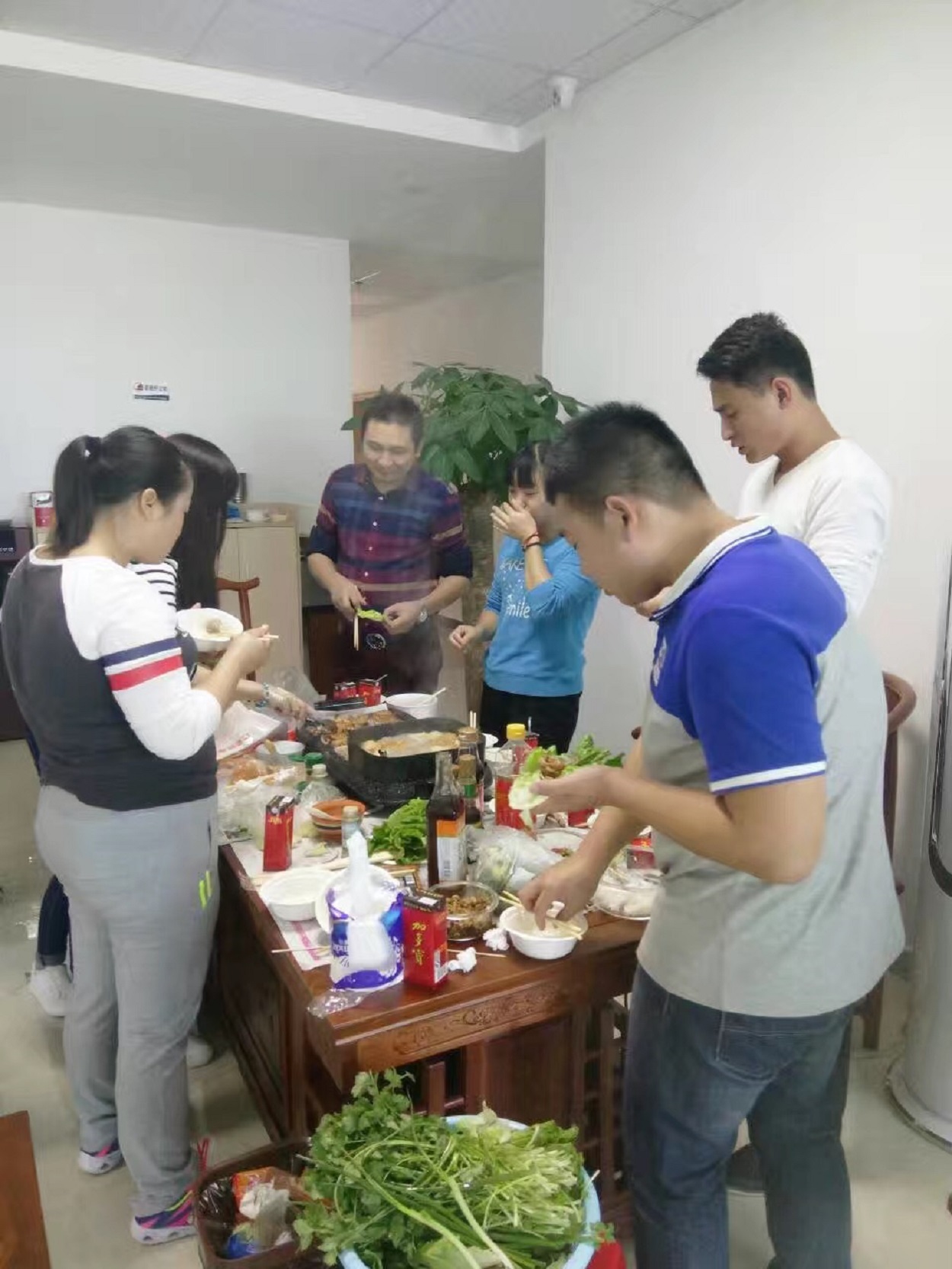 時運(yùn)電子員工自助燒烤大餐，生活多姿多彩
